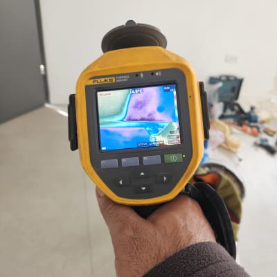 מצלמה תרמית מציגה תמונה עם אזורים צבעוניים