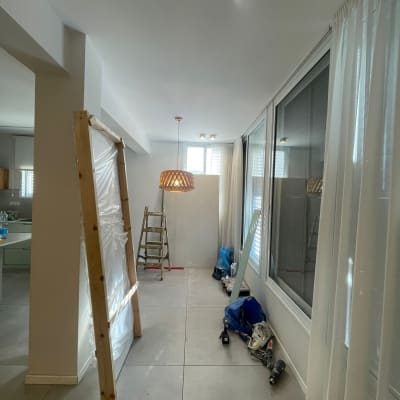 סולם, יריעות פלסטיק, כלי עבודה על הרצפה