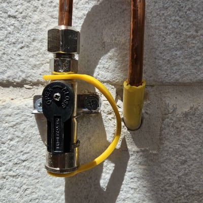 שסתום גז עם צינור נחושת וקיבוע לקיר