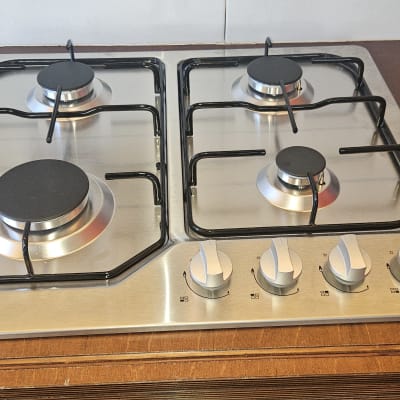 כיריים גז עם ארבעה מבערים וכפתורי שליטה
