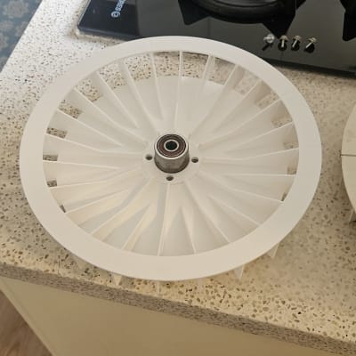 תמונה של חלק מכני על משטח מטבח ליד כיריים