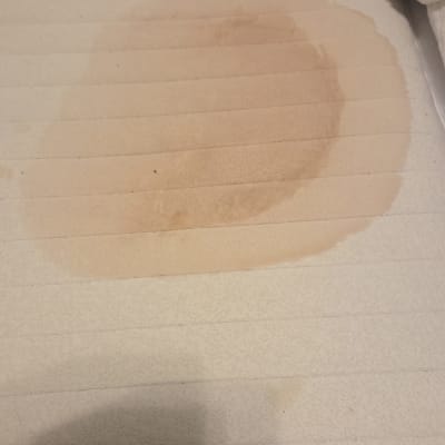 כתם על מזרן בהיר, מתאים לניקוי ספות