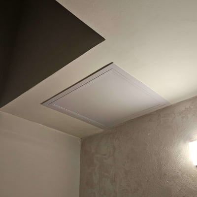 תקרת גבס עם פתח מרובע ותאורה