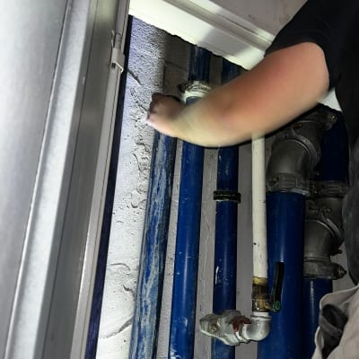 צינורות כחולים עם חיבורים במבנה