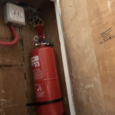 מטף כיבוי אש בארון עץ