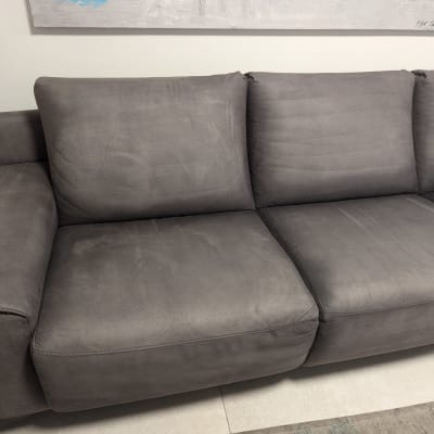 ספה אפורה נקייה ומסודרת בחדר מגורים