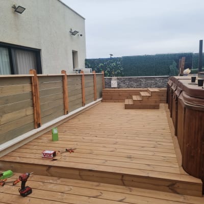 דק עץ עם כלים ועבודות בנייה