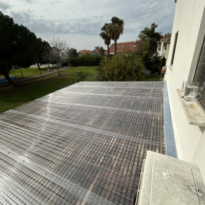 גג עץ עם כיסוי שקוף בחצר בית