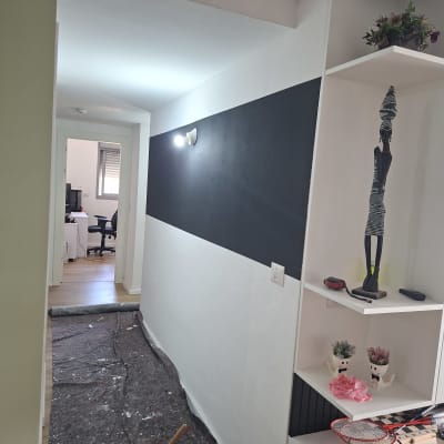 מסדרון עם קיר צבוע, מדפים וחפצים דקורטיביים