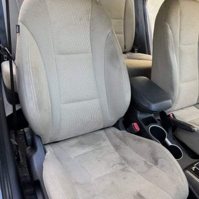 מושבי רכב עם כתמים לפני ניקוי