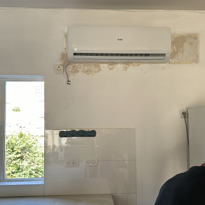 מזגן מותקן על קיר עם סימני תיקון סביבו