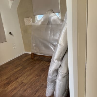 חפצים עטופים בניילון בועות בחדר ריק