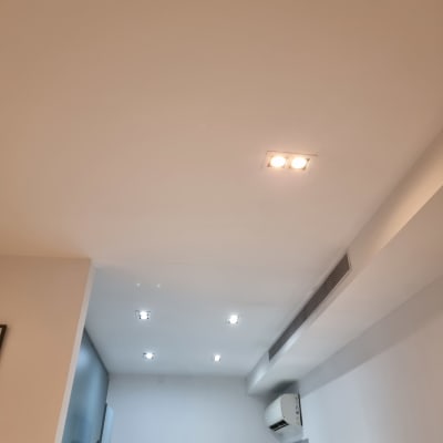 תאורת ספוטים שקועים דקורטיביים מותקנים על קיר בדירה