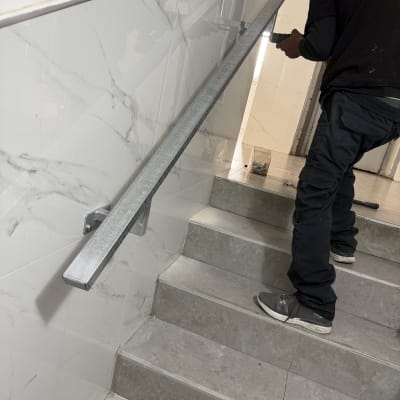 התקנת מעקה מתכת על מדרגות שיש