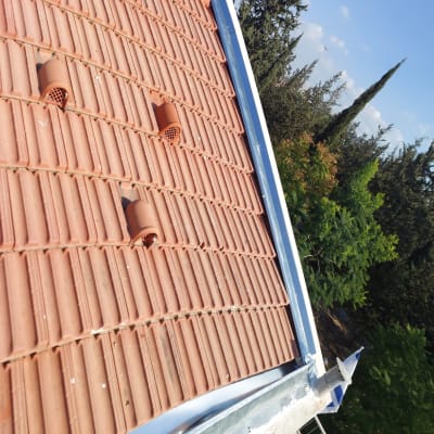 רעפים חומים עם פתחי אוורור על גג