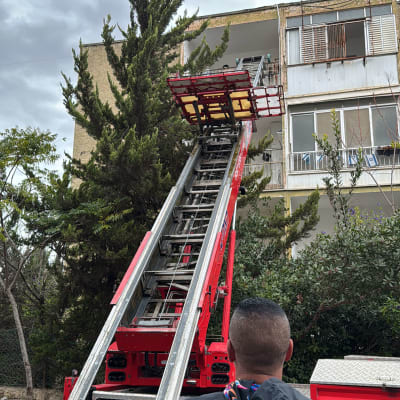 מנוף משא מרים חפצים למרפסת בקומה גבוהה