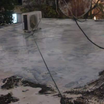 גג אטום עם חומר איטום לבן ומזגן