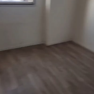 חדר ריק עם רצפת עץ וחלון
