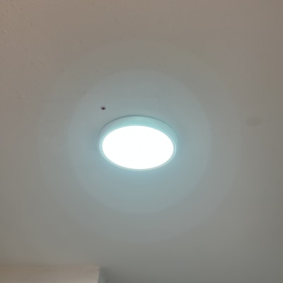 תאורה מותקנת בתקרה, ללא אנשים או טקסט