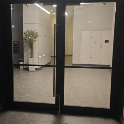 דלתות אלומיניום עם ידיות מתכת מבריקות