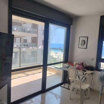 חלונות גדולים עם תריסים סגורים למחצה