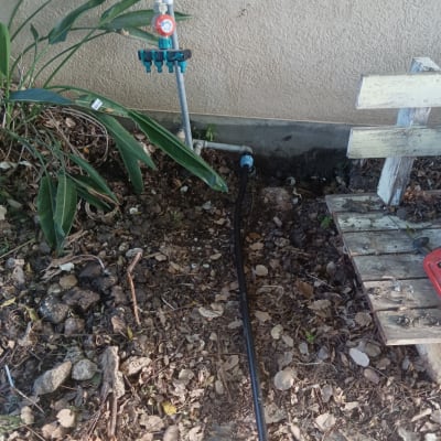 ברז מים עם מחלק מים וצינור מחובר