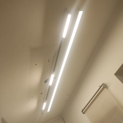 שני גופי תאורה צמודים לתקרה מוארים