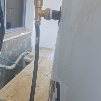חיבור צינור לדוד שמש על גג