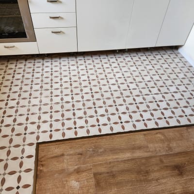 ריצוף חדש במטבח עם אריחים מעוצבים