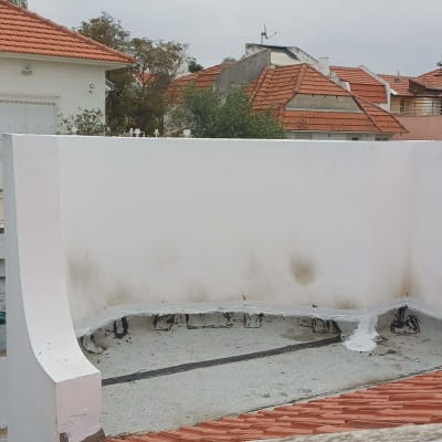 גג עם איטום ותיקון קירות חיצוניים