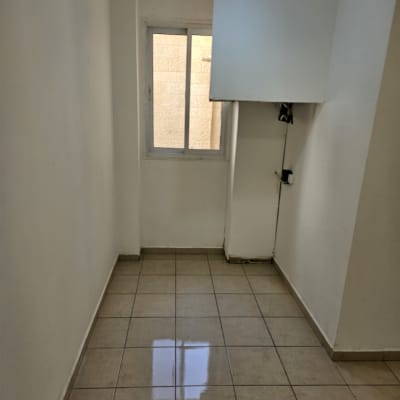 רצפה נקייה עם חלון ותאורה