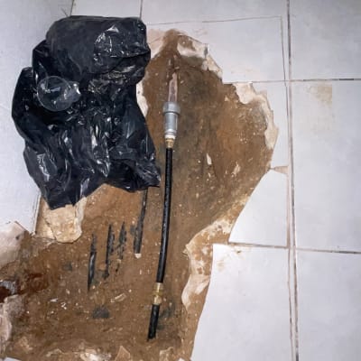 תמונה של צינור ותיקון רצפה בתחום האינסטלציה