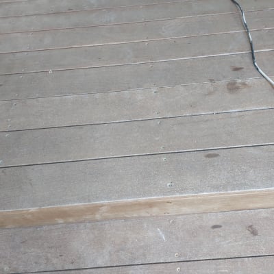 רצפת עץ עם סימני ליטוש וכבל חשמלי