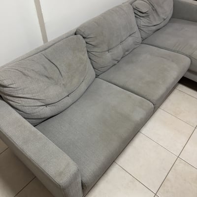 ספה אפורה על רצפת אריחים