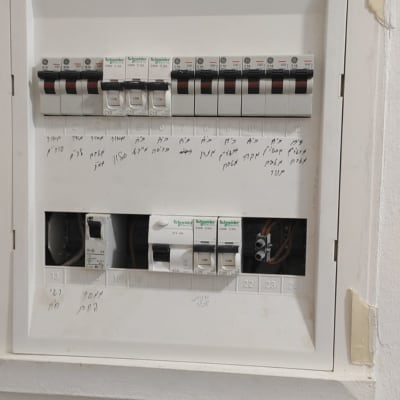 לוח חשמל עם מפסקים וחיווט חשמלי