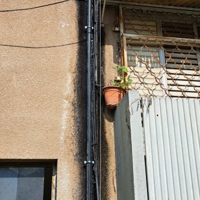 צינור שחור מחובר לקיר חיצוני של בניין