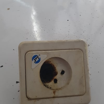 שקע חשמלי שרוף עם סימני פיח