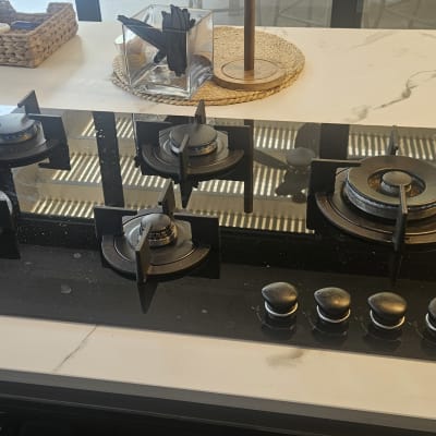 כיריים גז שחורות על משטח שיש במטבח מודרני