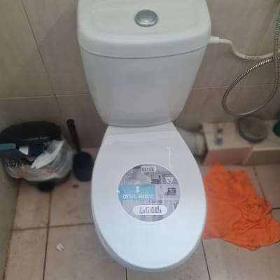 אסלה עם מדבקה, צינור מים, מברשת שירותים