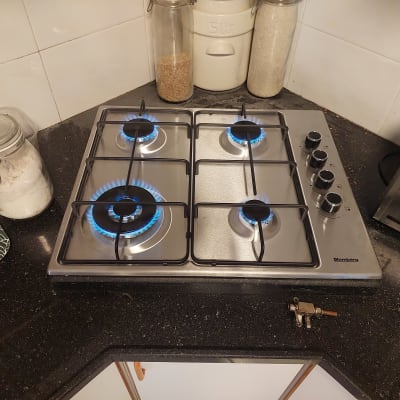 כיריים גז עם ארבעה מבערים דולקים