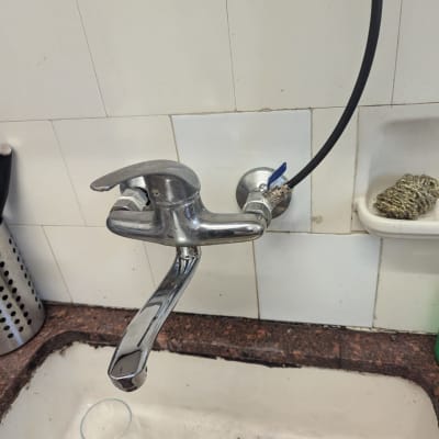 ברז מטבח עם צינור שחור מחובר