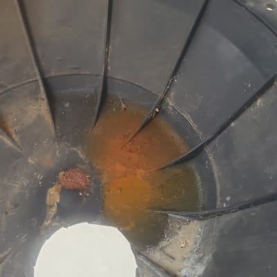 חלק פנימי של דוד שמש עם חלודה ונזילה