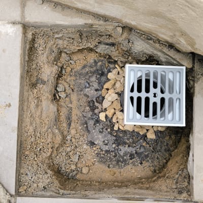 תמונה של ניקוז עם חצץ ואדמה