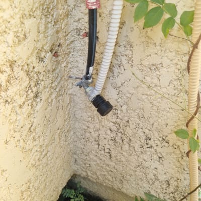 צינור מים מחובר לקיר עם ברז פלסטיק