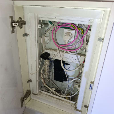 ארון תקשורת עם כבלים וחיבורים שונים