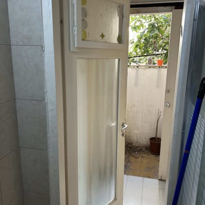 דלת עם זכוכית בחדר אמבטיה