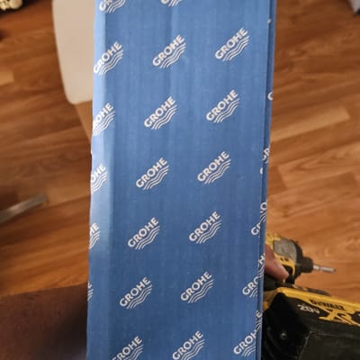 אריזת מוצר גרוה עם כלי עבודה על רצפה