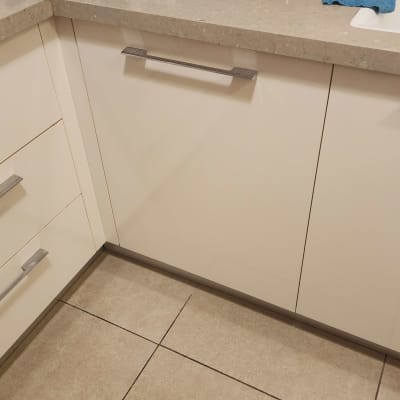 מטבח עם משטח עבודה, ארונות וכלים שונים