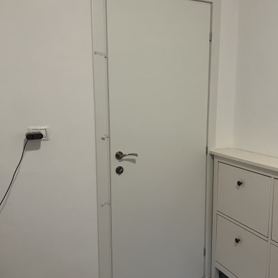 דלת לבנה עם ידית מתכת ומנעול