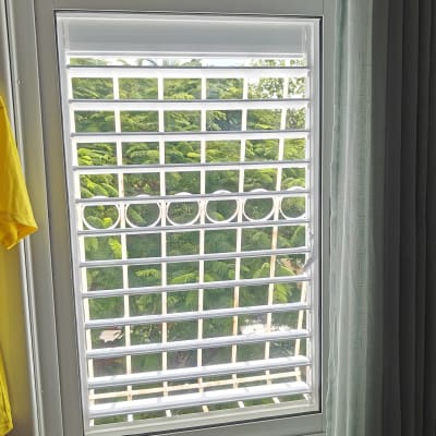 חלון עם מסגרת אלומיניום וסורגים לבנים